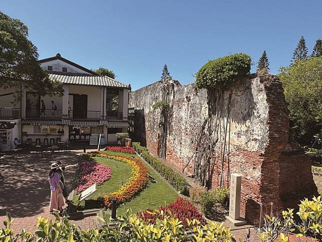 熱蘭遮城作為在東亞貿易轉運重地及防禦前線，400年後雖僅遺留巨大牆面，仍見證台南古城地位。（中央社張榮祥）