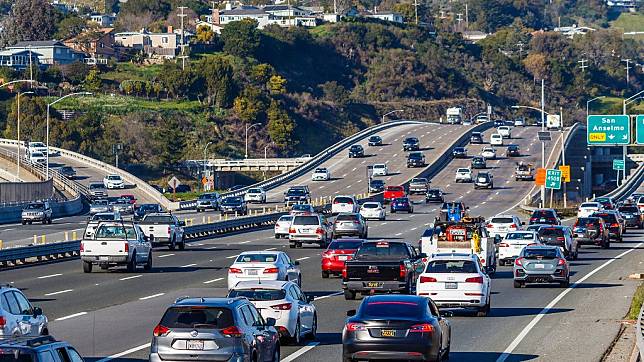 美國NGO研究，「超級駕駛」每天開車距離遠超過一般人，如能跟據他們的需求協助更換電動車，減碳成效會更好。圖片來源：Robert So/pexels