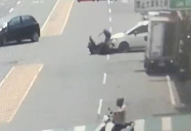 機車遭巷口駛出的小客車撞倒。翻攝畫面