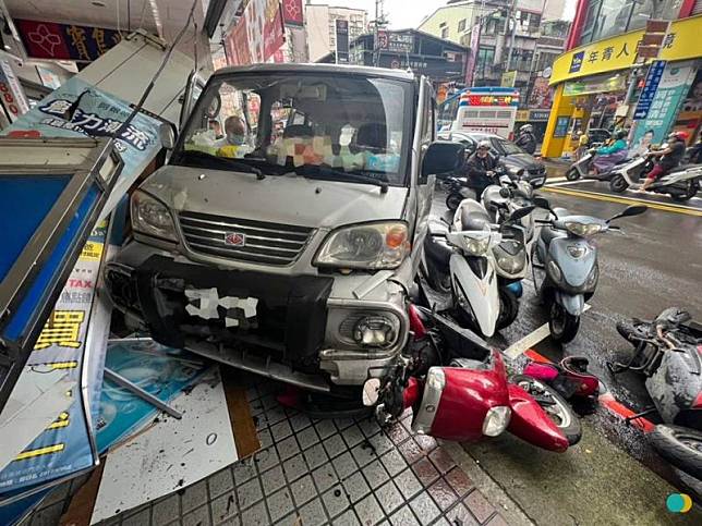 三峽兩車對撞後，其中一台廂型車往人行道撞去，8台機車就像保齡球般被撞倒毀損。（圖／翻攝畫面）