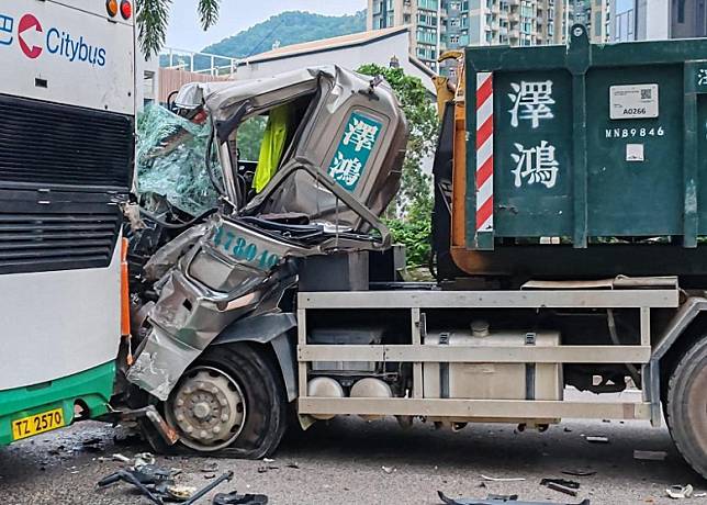 泥頭車車頭嚴重毀爛。