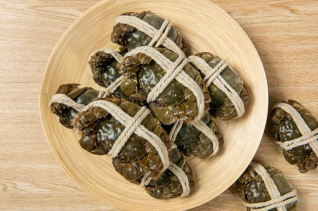 ▲未煮熟的大閘蟹建議不要食用喔！（圖/Shutterstock）