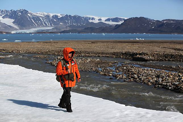 Hu Zhengyi, a member of the Chinese Arctic expedition team, heads for the Austre Lovenbreen glacier in Svalbard, Norway, June 22, 2024.(Xinhua/Zhao Dingzhe)