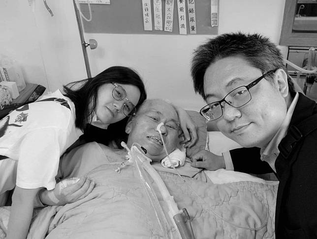 林靖恩（左起）、李坤城與李卓軒在安寧病房留下3人合照。（翻攝自李坤城臉書）