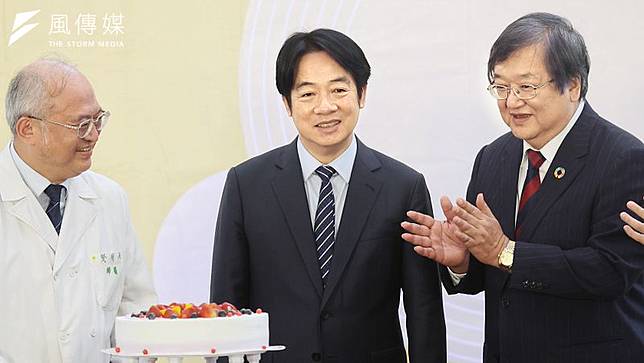總統賴清德（中）與 台大醫院院長吳明賢（左）16日出席「台大醫院130周年院慶活動」。（柯承惠攝）