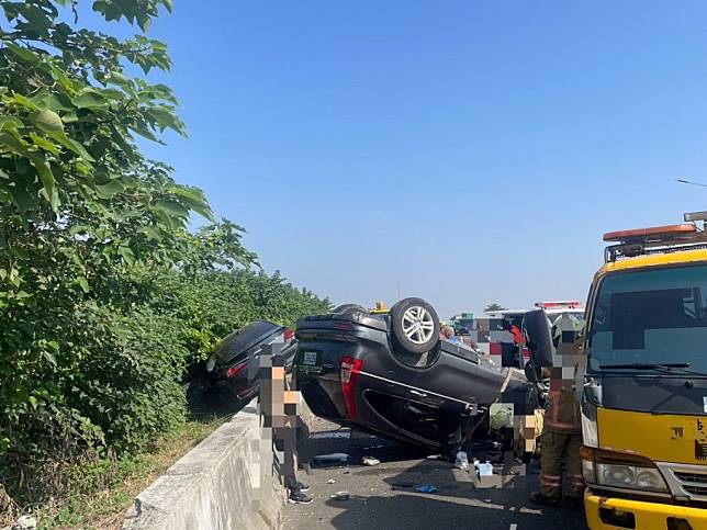 中山高速公路二十七日上午發生二車碰撞事故，其中一部翻覆路肩，另一部「卡」在外側護欄，三人送醫。（民眾提供）