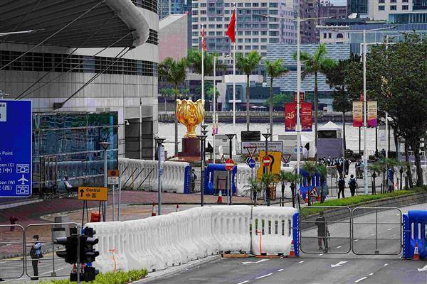 香港灣仔會展中心外，警方拉起圍欄封路。路透社