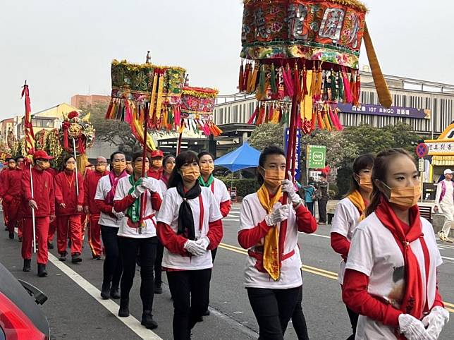 龍德宮進香團各組制服統一，龐大陣容沿著街道井然有序前進。（鹿港鎮公所提供）