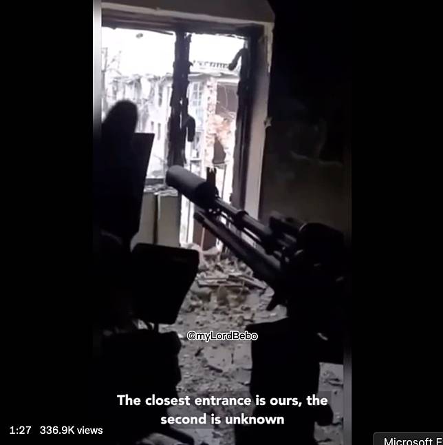 日前一名俄羅斯傭兵於社群媒體拍片介紹自己身為狙擊手的工作內容，不料，影片卻意外讓自己所在位置曝光，遭網友譏諷是「史上最笨狙擊手」。   圖：截自推特@Tendar