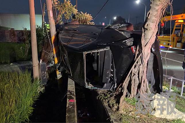 黑色轎車自撞路樹側翻，造成三人輕重傷，其中1人送醫不治。民眾提供