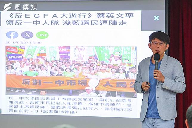 黃國昌（見圖）找出總統賴清德、前總統蔡英文及監察院長陳菊，在2010年還沒掌權前，率領人民站上街頭反對兩岸經濟合作架構協議的照片。（顏麟宇攝）