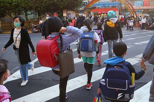根據《彭博社》報導，世界各地已有多達160多個國家關閉學校，而台灣是全球少數仍維持正常到校上課的國家。示意圖。（資料照，顏麟宇攝）