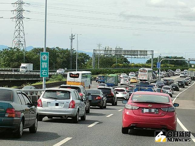 塞車 國道 車 疏運 砸到 高速公路