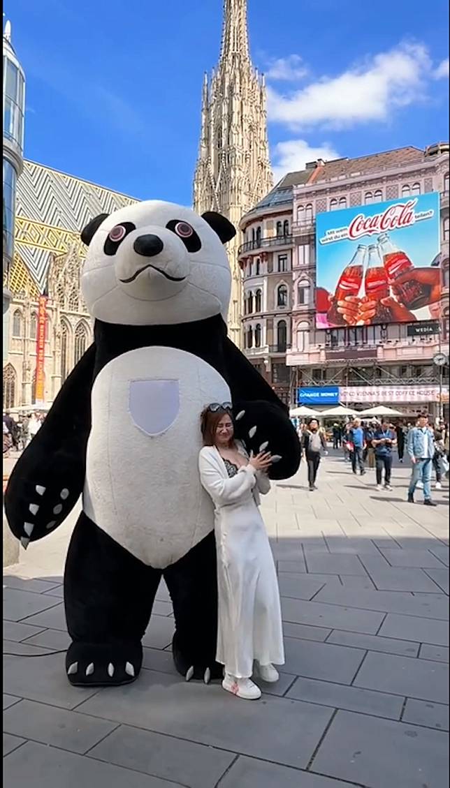 熊貓巨掌拍向白雲胸口。（IG圖片）