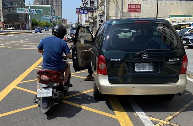 機車族通常會習慣靠路邊行駛，汽車駕駛開門若未注意，很容易釀成嚴重車禍。示意圖／記者王駿杰攝影