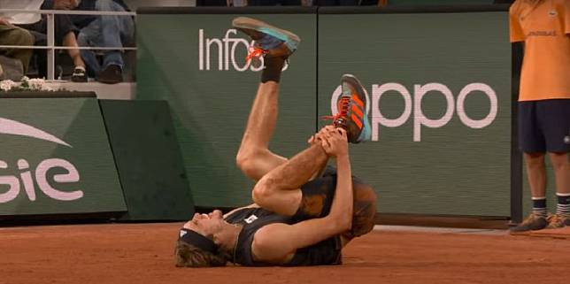 德國網球名將Alexander Zverev在法網男單四強嚴重扭傷退場