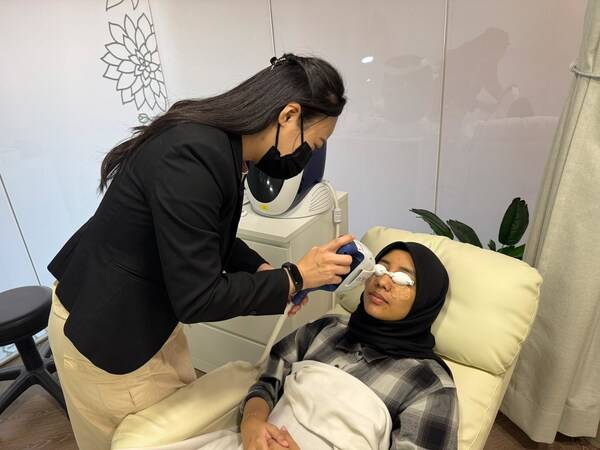 An Optometrist from VISTA Eye Specialist is performing the IRPL therapy for dry eye patient.