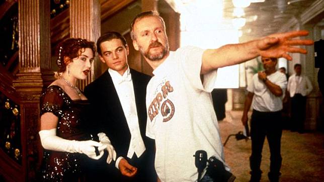 詹姆斯卡麥隆（左）執導男女主角李奧納多狄卡皮歐與凱特溫絲蕾演出《鐵達尼號》。