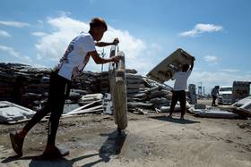 災後1個月，許多工作人員正在協助處理因為丹娜絲風災受損的水面型光電設施，其中浮台的體積大、重量輕最難處理。（攝影／謝佩穎）