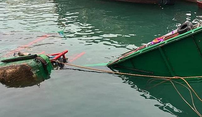 香港仔太白海鮮舫碼頭有駁船下沉無人傷