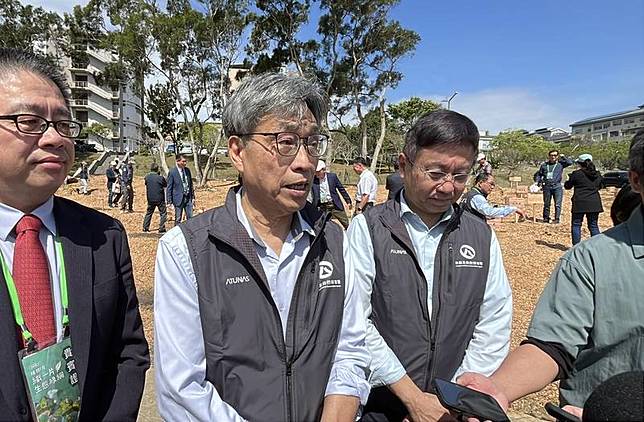 台灣香蕉近期價格上漲，農業部長陳駿季（左2）12日表示，113年3個颱風影響約46%產量，導致量少價揚，預估3、4月間供應可漸回穩，屬短期現象，農業部會與農民一起努力，盡快讓後續香蕉順利供應到市場。中央社記者管瑞平攝114年3月12日