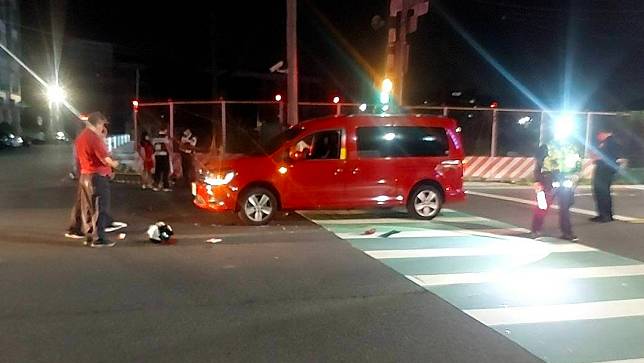 高雄市大寮區10月30日晚間20歲女機車騎士遭兩輛轎車連續撞擊，人卡在車底不治。讀者提供