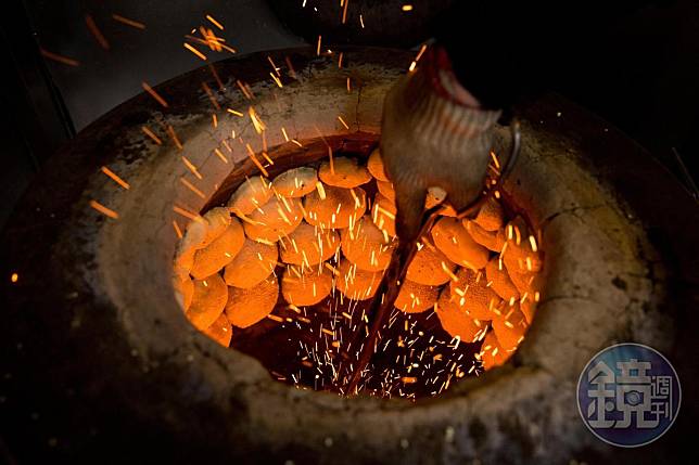 龍門胡椒餅與小酥餅都由攝氏高溫200度C汽油桶缸爐炭烤。