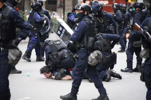 ตำรวจฮ่องกงจับผู้ประท้วงเรียกร้องประชาธิปไตย ระหว่างชุมนุมประท้วงระลอกใหม่ Yan ZHAO / AFP