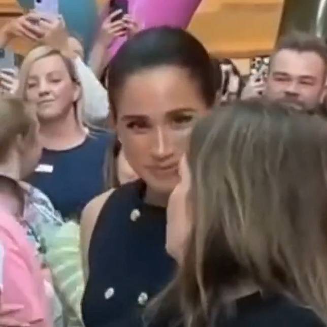 梅根的表情明顯不友善。（翻攝X@that_1）