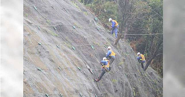 飛簷走壁撒網防崩塌　「蜘蛛人」每天工作與死神過招