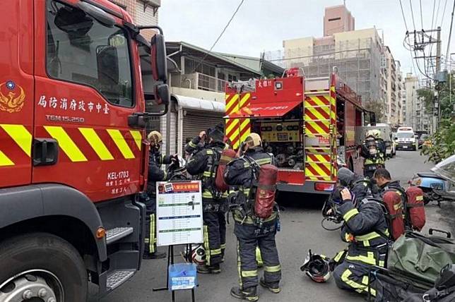 台中市西屯區中清路二段一處住宅昨日發生火警，四人遭到嗆傷送醫。（記者陳金龍翻攝）