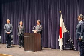 日本官房長官林芳正（講台前）3日針對中國抗戰閱兵式表示，不會再讓戰禍重演。（資料照片／取自林芳正X @hayashi09615064）
