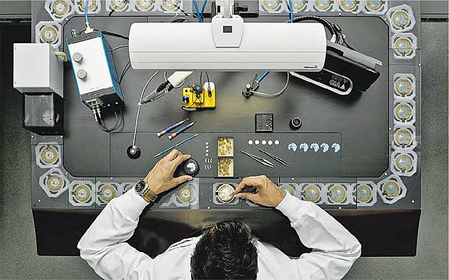 電腦化紀錄&ndash;Panerai的機芯均由電腦輔助人手組裝，每枚機芯的生產資料，均會在電腦內留下紀錄，方便日後檢查。（品牌提供）