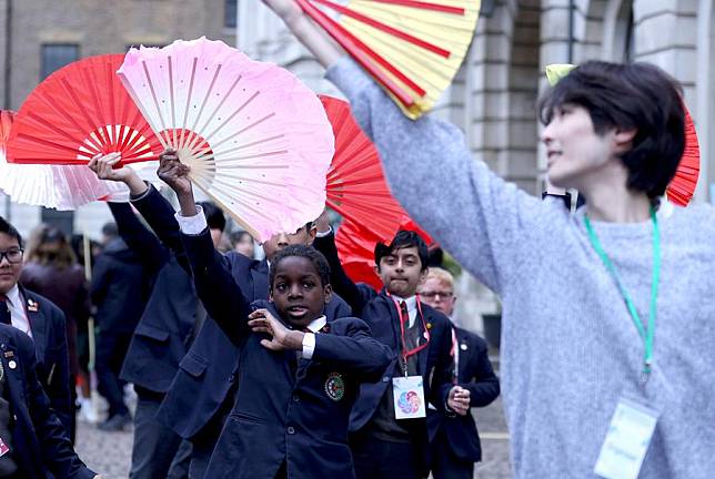 Students learn Chinese fan dance in London, Britain, April 25, 2024. (Xinhua/Li Ying)