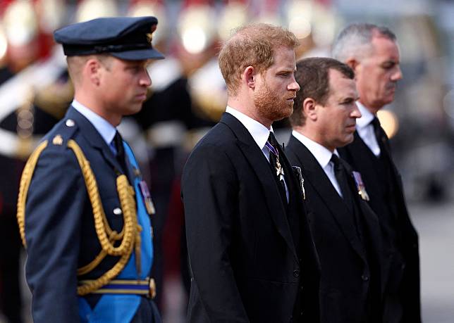 自女王駕崩後一系列悼念活動，哈利王子（左二）皆未穿著軍服出席。（AFP）