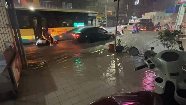 鳥松本館路與球場路口因為大雨已經積起嚴重積水（圖／民眾提供）