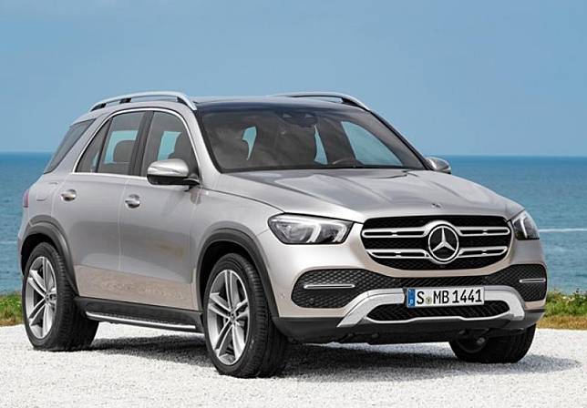 預計在巴黎車展正式發表的 Mercedes-Benz 全新大改款 GLE 中大型豪華 SUV，外型偌大壯碩，但神奇的是 Mercedes-Benz 卻能讓其風阻值降到 0.29 Cd，傲視所有同級市場對手。