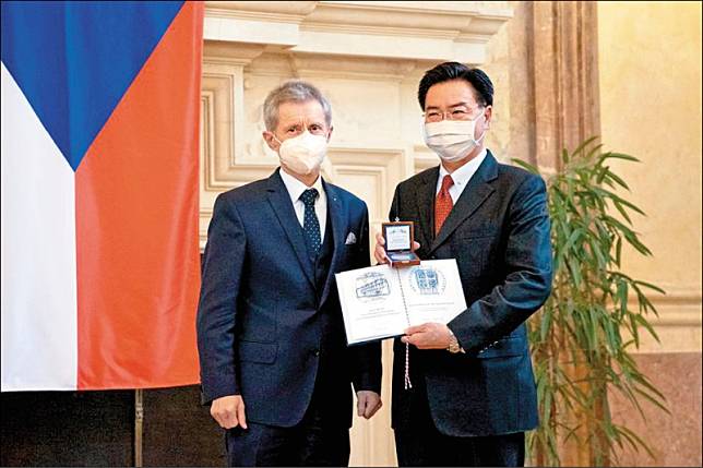 外交部長吳釗燮(右)接受捷克參議長韋德齊(左)頒發參議院「國際貴賓獎項」銀質獎章。(取自捷克參議院官網)