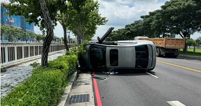 你累了嗎！台中轎車詭撞路緣「騰空飛起」側翻　駕駛受困幸獲救