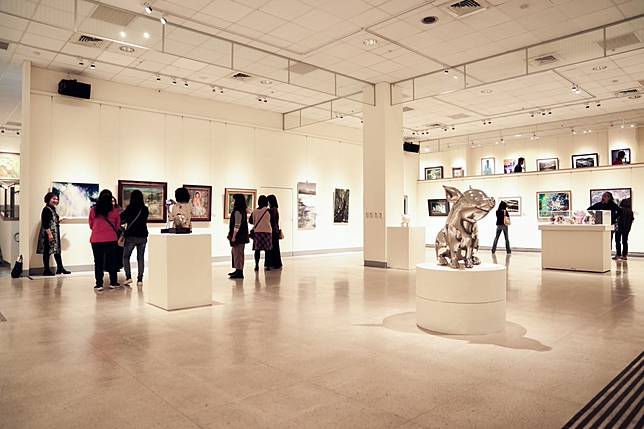 126位臺中市女性藝術家集結大墩展出力作，繽紛綻放藝術多元之美。（記者蕭宇廷攝）