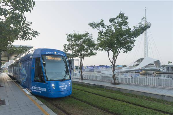 高雄輕軌列車「設計浪潮號」帶大家登陸「設計中島」，輕鬆展開設計奇幻旅程。取自高市府文化局