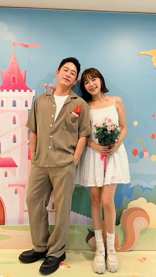 Junior(左)和林萱瑜昨登記結婚，不忘帶著代表好友小鬼的公仔。(Junior提供)