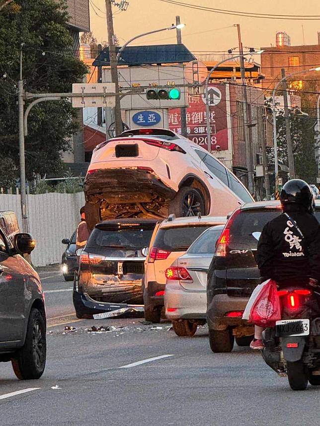 白色汽車被後車整台「鏟起來」。圖：翻攝自中壢大小事