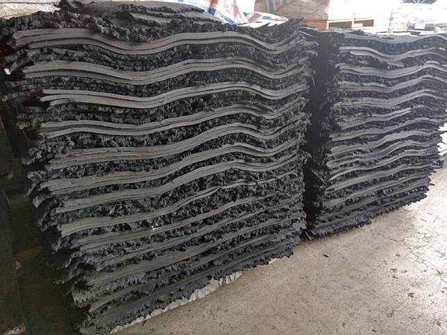 經脫硫、捏煉或押出解交聯產生的再生橡膠。圖片來源：吳志宏博士提供