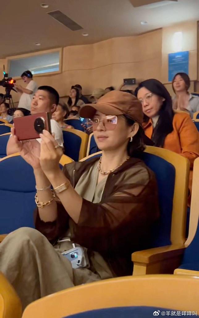 章子怡低調坐在觀眾席為女兒拍攝記錄。翻攝羊就是咩咩叫微博