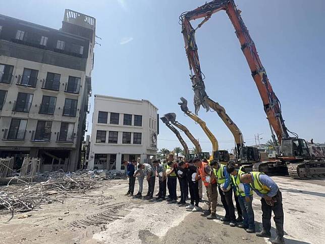 花蓮市天王星大樓完成拆除作業，工程人員和拆除機具一字排開，向罹難者致意。(民眾提供)