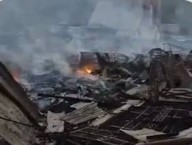 印尼中巴布亞省帕尼亞伊縣發生重大火災，當地一處市場及周邊住宅區於9月7日凌晨突然陷入火海。圖／翻攝自X