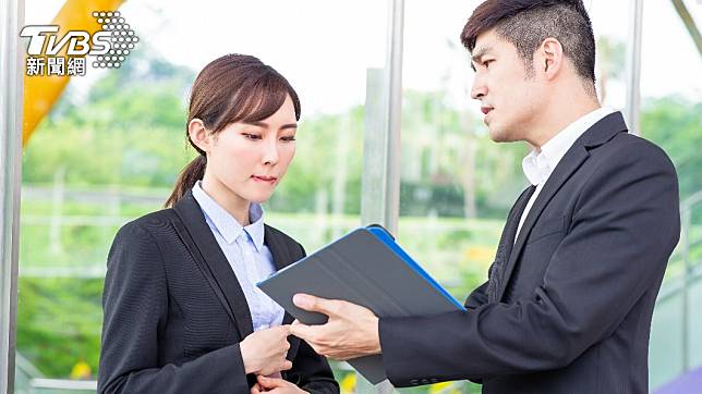 有網友因對前輩稱呼沒加「哥」、「姐」而被罵白目新人。（示意圖／shutterstock達志影像）