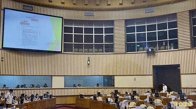 屏東縣議員梁育慈(右)披露離譜公文內容。(記者羅欣貞攝)