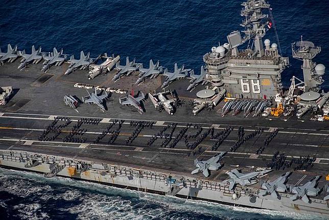 美軍尼米茲號航母在甲板上排出「打敗陸軍」的字樣。（美國海軍IG）